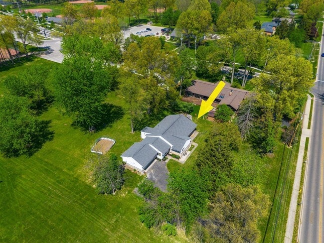 Building Photo - 711 Country Club Rd