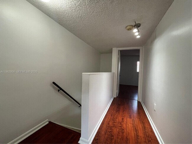 Building Photo - 407 Palm Cir E