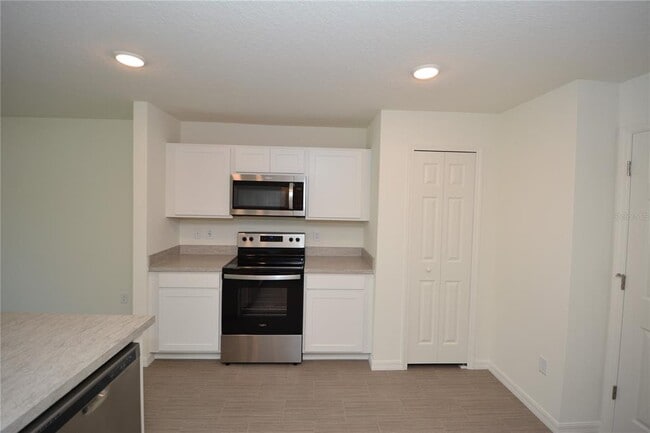 Building Photo - 11 Roxland Ln