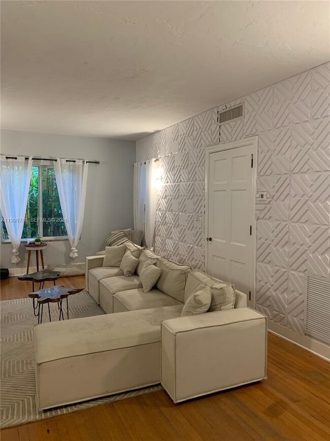 Building Photo - 329 W 28th St