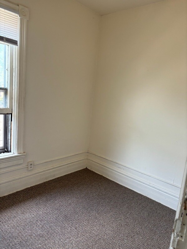 Building Photo - 319 N Pinckney St