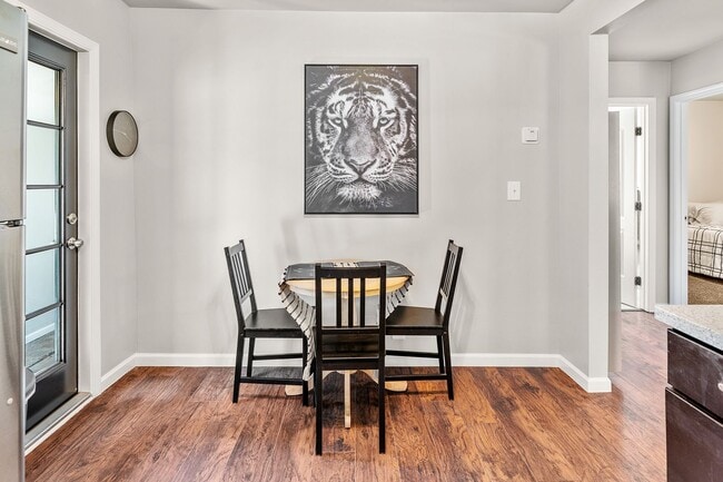 Building Photo - Fully Updated 2/1-Directly Across From 20th St Park- Available Now*** One Room Lease take over***