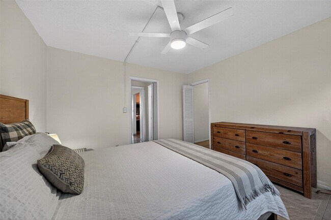 Building Photo - 625 Antioch Ave