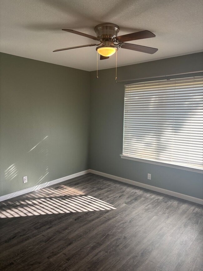 Building Photo - Remodeled 3/2/2 with Lots of Square Footage!