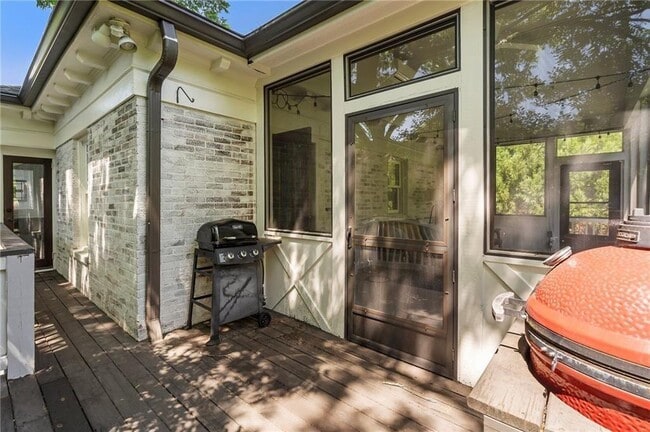 Building Photo - 663 Yorkshire Rd NE