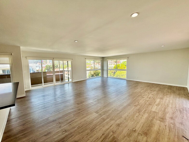 Primary Photo - 1284 Havenhurst Dr