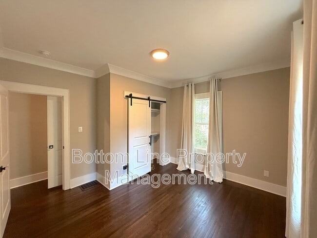 Building Photo - 621 S Summit Ave