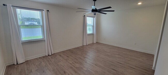 Building Photo - 214 Santos Ln