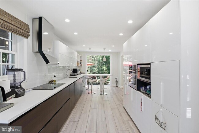 Building Photo - 3221 Coquelin Terrace