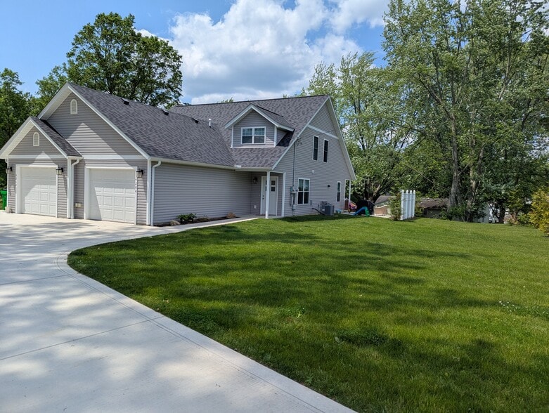 Right side yard - 4262 Stow Rd