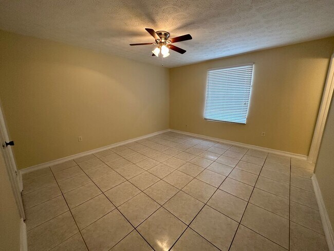 Building Photo - Spacious 3Bed/2Bath Condo in Colonial Point!
