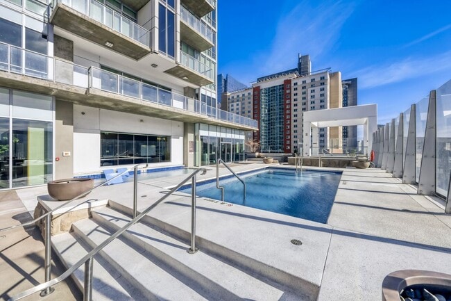 Building Photo - 38th Floor Spire Stunner!