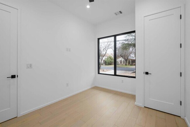 Building Photo - 1704 Kinney Ave