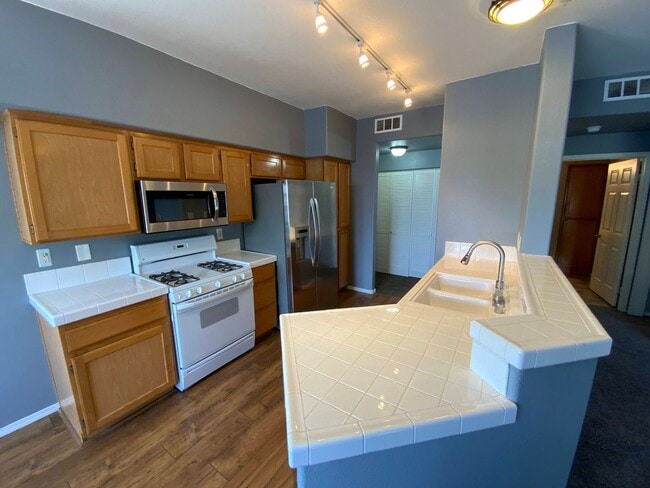 Building Photo - Summerlin  2 Bed / 2 Bath Ground floor Condo w/Fireplace