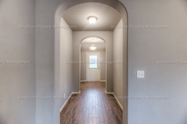 Building Photo - FOR LEASE | Jenks | $1900 Rent + $1900 Dep...