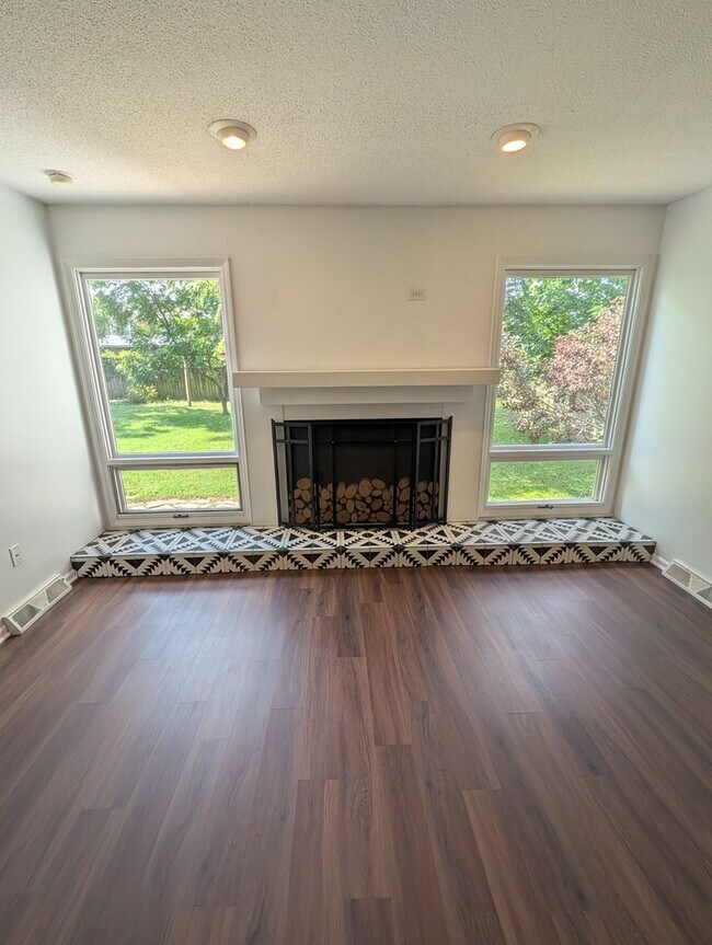 Building Photo - 3 Bedroom Home - Walking distance to Fairview Elementary - Desirable Location!
