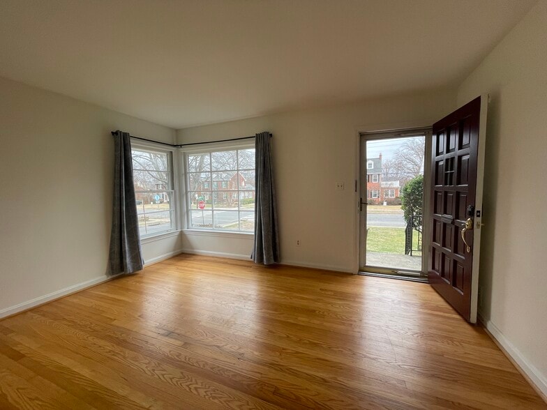 Building Photo - 306 Russell Rd