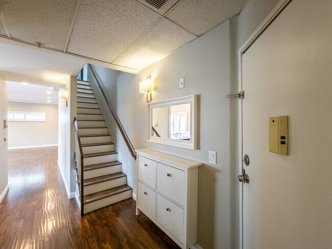 Building Photo - Luxury Living in Toluca Lake!
