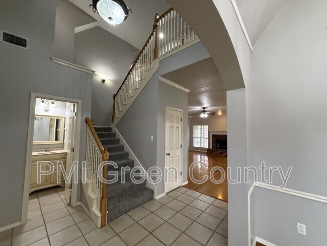 Building Photo - 4419 W Detroit Pl