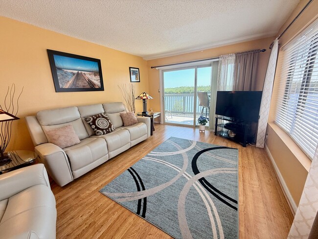 Building Photo - 2 bed 2 bath Turnkey Yearly Rental – Water...