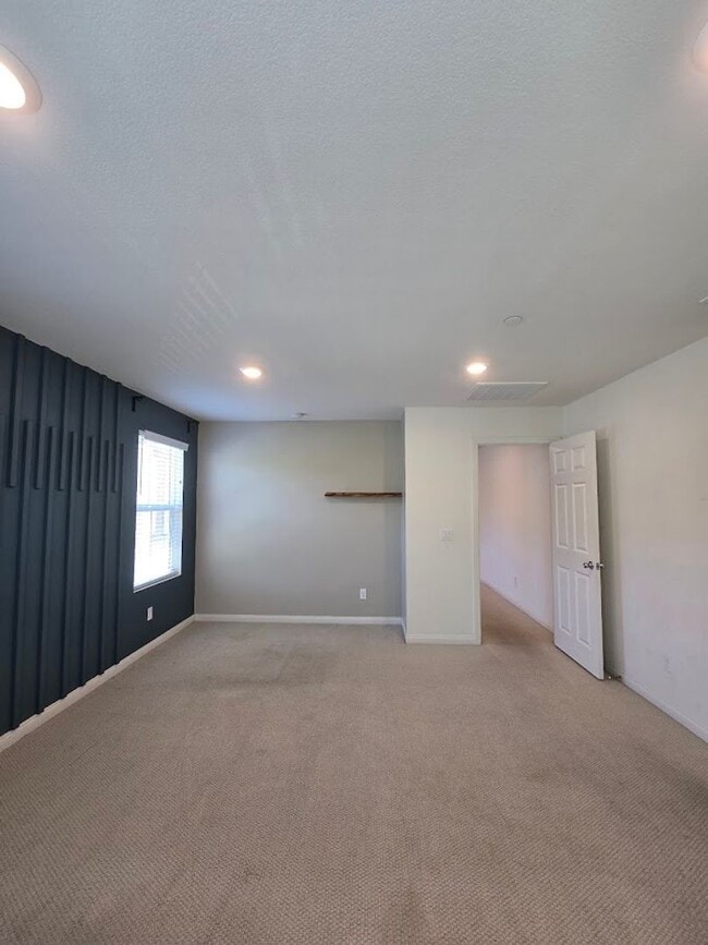 Building Photo - 3-Bedroom Home (1/2 off the first month!!)...