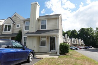 Building Photo - End Unit Condo Near Fort Eustis For Rent