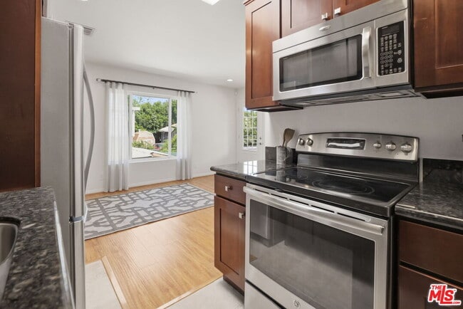 Building Photo - 340 N La Fayette Park Pl