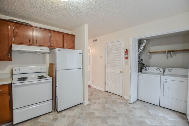 Building Photo - Pet Friendly Two Bedroom!