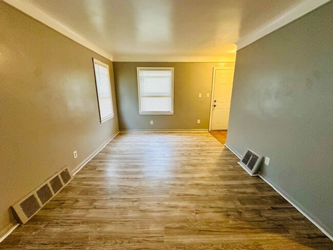 Building Photo - Nicely Updated 3 Bedroom 1 Bath Welcome Se...