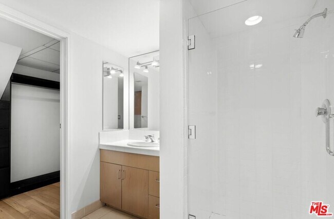 Building Photo - 13700 Marina Pointe Dr