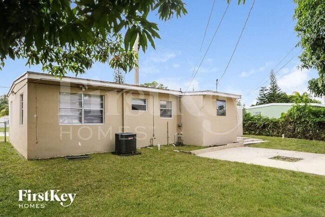 Building Photo - 3196 N Seacrest Blvd