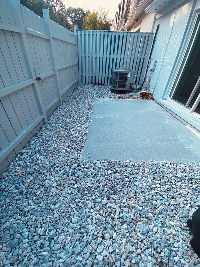 Enclosed patio area - 1861 Village Green Dr