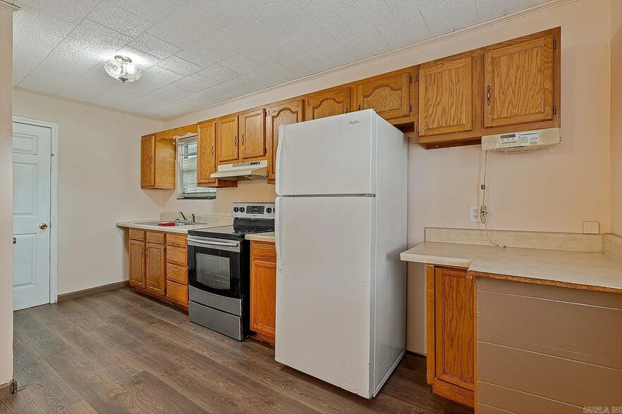 Building Photo - 323 Perry St