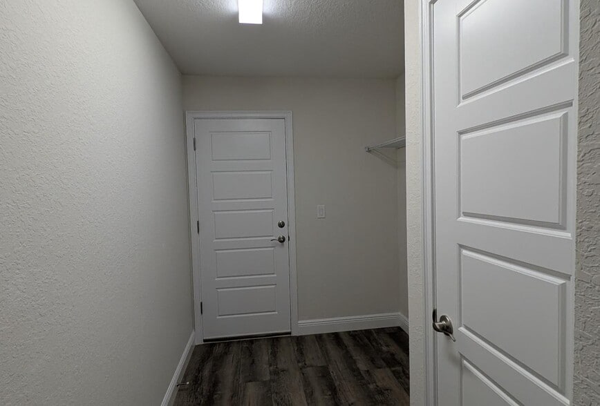 Building Photo - 214 E Caldwell Dr
