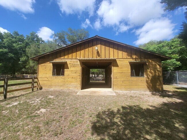 Building Photo - Little Lake Weir Waterfront FENCED 3BR/2BA on 6 Acres with Horse Barn, Private Boat Ramp & Dock