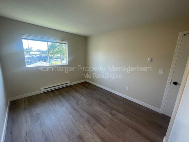 Building Photo - 1924 N Crestline St