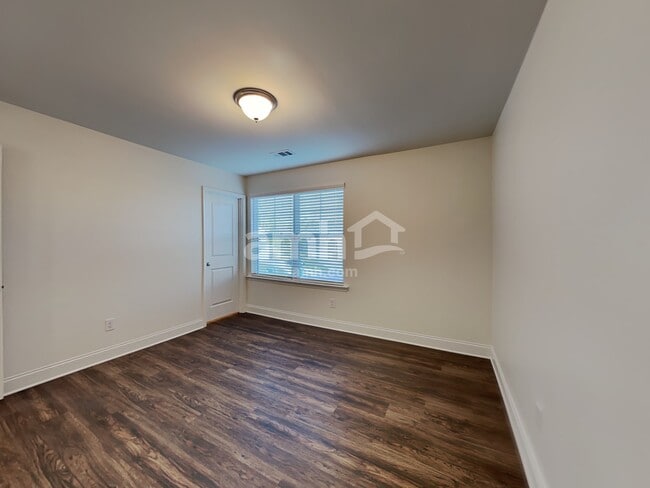 Building Photo - 5275 Valley Dr