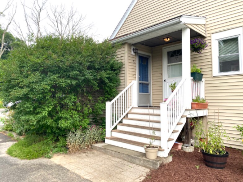 Primary Photo - 337 Village St