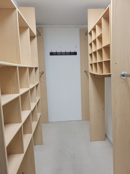 Main Bed Walk in closet - 7230 W Park Ave