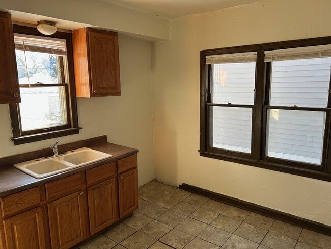 Building Photo - "Charming 3-Bed, 2-Bath Gem on North 42nd Street, Milwaukee!"