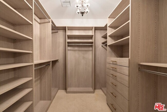 Building Photo - 1472 Kings Rd