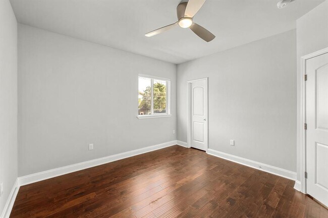 Building Photo - 2311 Santa Rita St