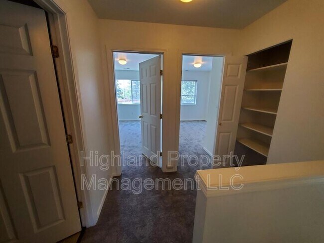 Building Photo - 324 NE Whitman St