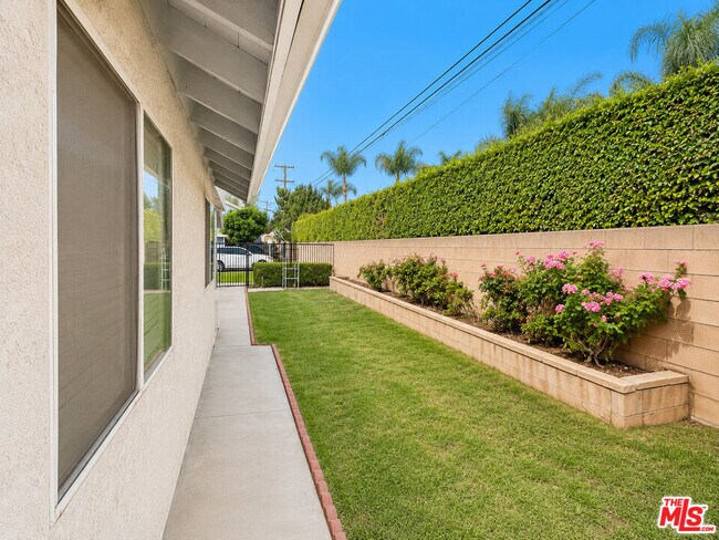 Building Photo - 8950 Serapis Ave