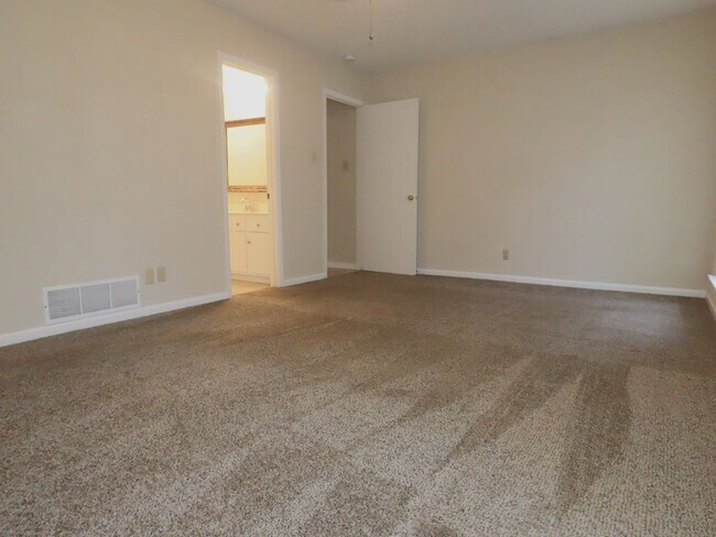 Building Photo - South Tyler! Spacious 3 Bedroom, 2 Bath Du...