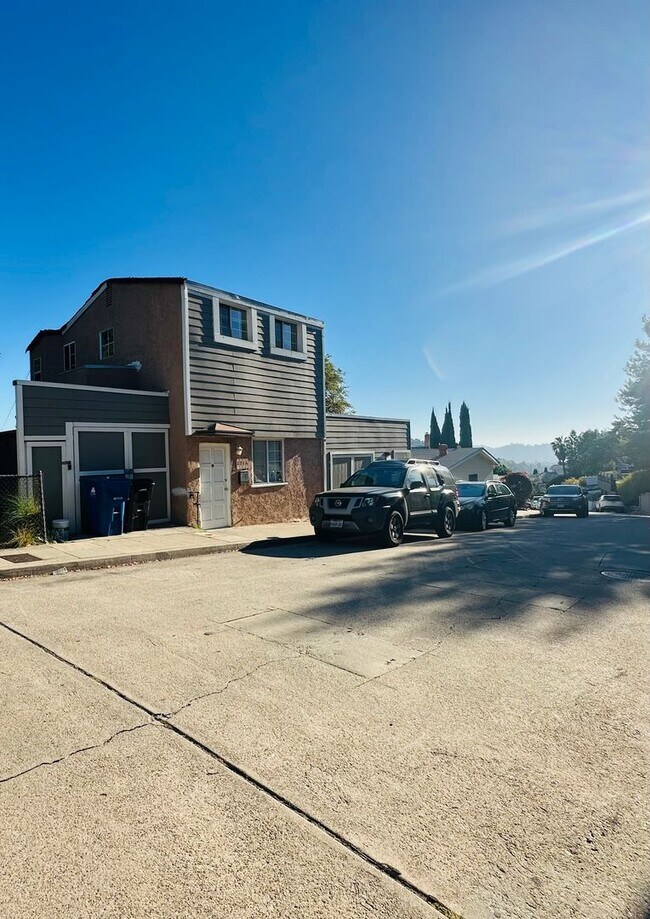 Building Photo - Medlow Apartments