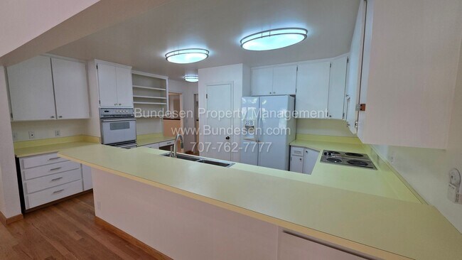 Building Photo - 5 Oak Forest Rd