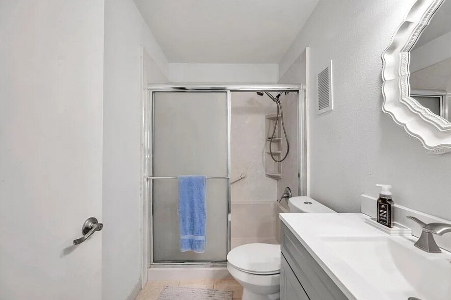 Building Photo - 2937 Bough Ave