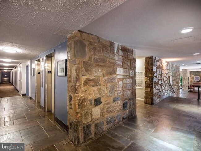 Building Photo - 3245 Rio Dr