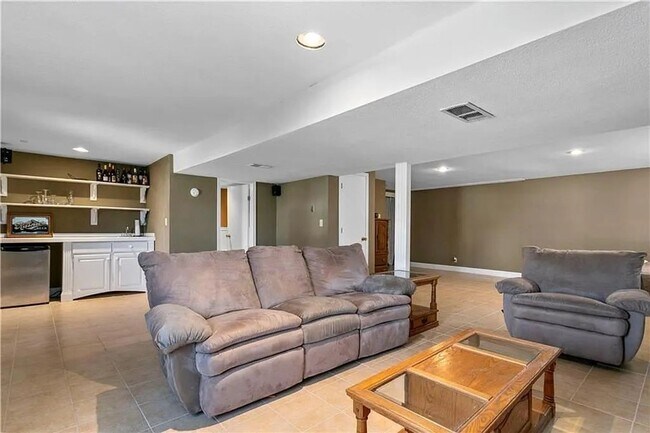 Building Photo - Huge Home in Raintree Lake!!!